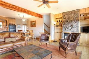 Mount Chapin S4 Condo في استيس بارك: غرفة معيشة مع أريكة وطاولة