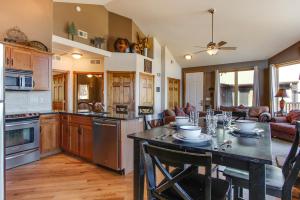 una cucina e un soggiorno con tavolo e sedie di The Twin Owls 21A Condo a Estes Park