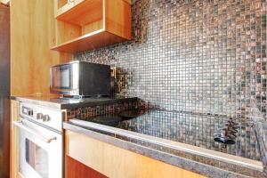 Kuchyň nebo kuchyňský kout v ubytování Mount Cairns 16A Condo + 27 fotografií