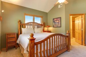 Voodi või voodid majutusasutuse The Twin Owls 21A Condo toas +31 fotot