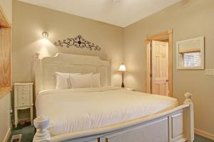 sypialnia z dużym białym łóżkiem i oknem w obiekcie Sheep Mountain 20B Condo w mieście Estes Park