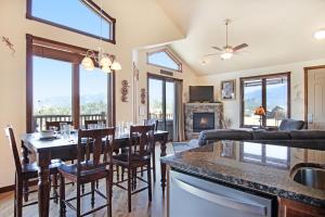 kuchnia i salon ze stołem i krzesłami w obiekcie Mount Chiquita 10A Condo w mieście Estes Park +32 zdjęcia