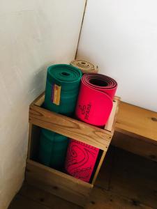 a wooden shelf with four green and red buckets at TOYA HOME kairou 一棟貸切 in Lake Toya