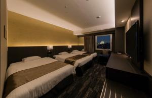 Een bed of bedden in een kamer bij KKR Hotel Osaka