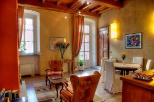 uma sala de estar com mesa e cadeiras em Domus Aurea em Saluzzo