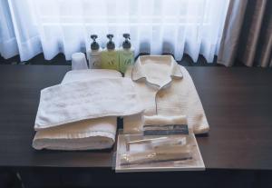 een tafel met handdoeken en schoonmaakmiddelen erop bij KKR Hotel Osaka in Osaka