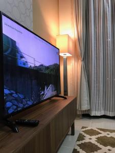 TV a/nebo společenská místnost v ubytování Bayu TAMARA RESIDENCE PUTRAJAYA