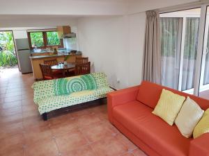 a living room with two couches and a kitchen at Gamboa Apartment Toucan y Studio Ñeque in Gamboa