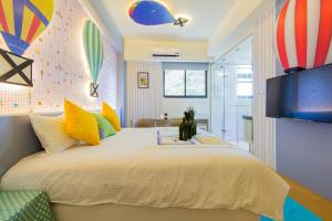 五結鄉的住宿－宜蘭F1包棟 villa，一间卧室设有一张大床,墙上设有冲浪板
