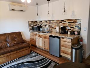 Yosemite Foothill Retreat - Private Guest Suite #3 tesisinde mutfak veya mini mutfak