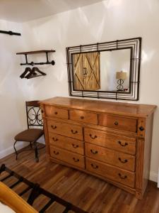 コアーシーゴールドにあるYosemite Foothill Retreat - Private Guest Suite #3の鏡付きドレッサー