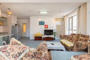 TV a/nebo společenská místnost v ubytování Dalian Xiuzhu Mansion Apartment
