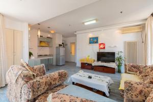Kuchyň nebo kuchyňský kout v ubytování Dalian Xiuzhu Mansion Apartment