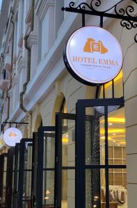 um sinal da Emma do hotel ao lado de um edifício em Emma Hotel em Ha Long