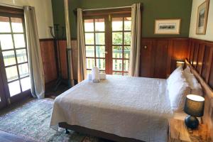 a bedroom with a large white bed in a room at Bridgefield Guest House in Margaret River Town