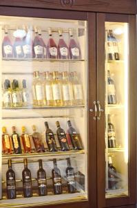un armario lleno de muchas botellas de alcohol en Monte Pirastru, en Nughedu San Nicolò