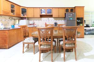 Η κουζίνα ή μικρή κουζίνα στο Guest House Samarinda +16 φωτογραφίες