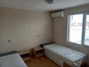 ブルガスにあるPrometeiの小さなベッドルーム(ベッド2台、窓付)