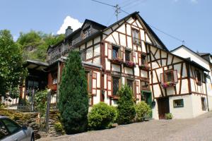 an old house with flowers in front of it at Ferienhaus Stahlberg in Bacharach