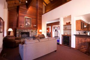 ein Wohnzimmer mit einem Sofa und einem Kamin in der Unterkunft Luxury Lodgepole Home at Northstar in Truckee