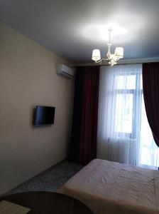 オデッサにあるzhk Santoriniのベッドルーム(ベッド1台、窓付)