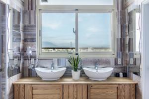 a bathroom with two sinks and a window at Gu-Ji Gu-Ji Garden B&B in Luodong +40 photos