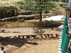 einen Spielplatz mit einem Zaun und einem Schild, auf dem ein glücklicher Spielplatz steht in der Unterkunft Linos Inn in Kakopetria