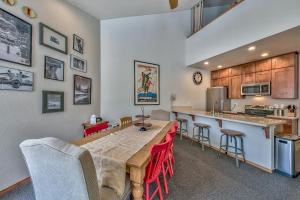 una cocina con una mesa larga y sillas rojas en 3302 Sun Meadows, en Kirkwood