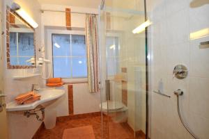 een badkamer met douche, wastafel en toilet bij Tonnerhof in Schladming
