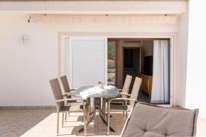 Un comedor con mesa y sillas en Apartments Kaskada, en Marina