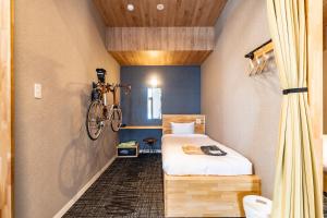 Llit o llits en una habitació de I-Link Hostel & Cafe Shimanami