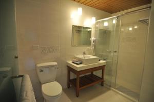 y baño con aseo, lavabo y ducha. en Cheng-Ping Hot Spring Inn, en Wenquan