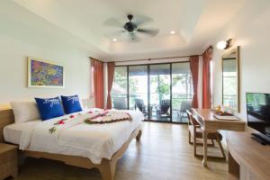 Rúm í herbergi á Phi Phi Bayview Resort