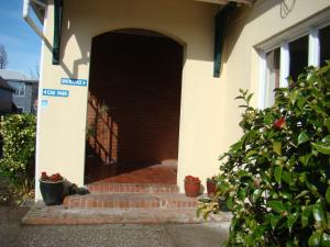 uma entrada para uma casa com uma escadaria de tijolos em Lovett Lodge em Invercargill