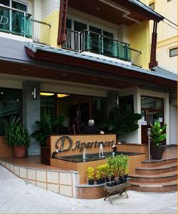 een gebouw met een fontein ervoor bij D Apartment in Pattaya