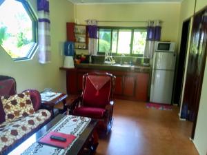Il comprend un salon avec un canapé et une cuisine. dans l'établissement Siargao Sunset Bay Beach Villas, à General Luna