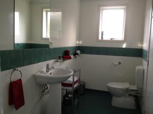 A bathroom at Lovett Lodge