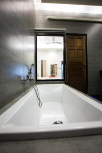 Bathroom sa Blue Moon Design House