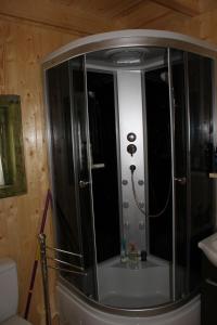 um chuveiro no canto de uma casa de banho em Domek "U Magdy" em Sasino
