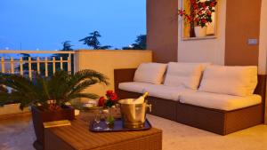 A seating area at Hotel A-14