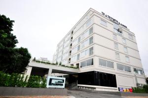 un edificio blanco con un cartel en el costado en Parinda Hotel, en Bangkok