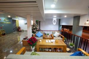 vestíbulo con sofá y mesa en Cozi 9 Hotel en Hai Phong