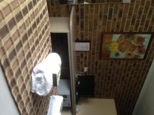 uma casa de banho com um espelho e uma toalha em Gisborne Motel em Gisborne