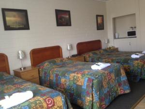 Rúm í herbergi á Gisborne Motel