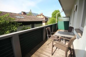taras ze stołem i krzesłami na balkonie w obiekcie Appartement Lilie by Schladming-Appartements w Schladming +23 zdjęcia