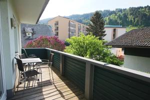 balkon ze stołem i krzesłami w domu w obiekcie Appartement Lilie by Schladming-Appartements w Schladming
