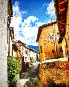 een steegje in een oude stad met gebouwen bij Dulcis in Borgo in Santa Lucia