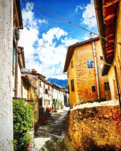 an alley in an old town with buildings at Dulcis in Borgo in Santa Lucia