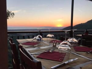 een tafel voor het diner met de zonsondergang op de achtergrond bij Dulcis in Borgo in Santa Lucia