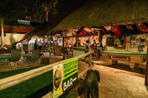 Chameleon Backpackers & Guesthouse tesisinde bir restoran veya yemek mekanı